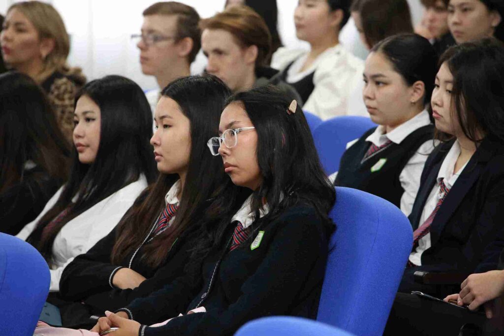 Семинар тренинг «Созидатели будущего» прошёл в КАСУ для учащихся НИШ Усть Каменогорска (7)