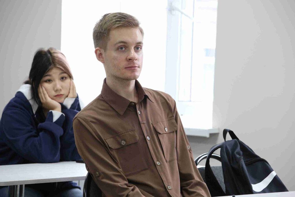 Встреча студентов КАСУ с почётным ветераном спорта ВКО (2)