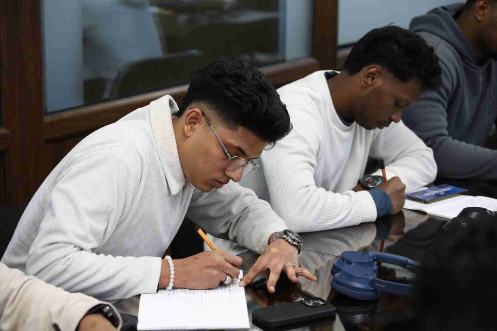 Второй поток магистрантов из Индии продолжает обучение в КАСУ по международной двухдипломной программе «Менеджмент и информационные технологии»T42A8567 11zon