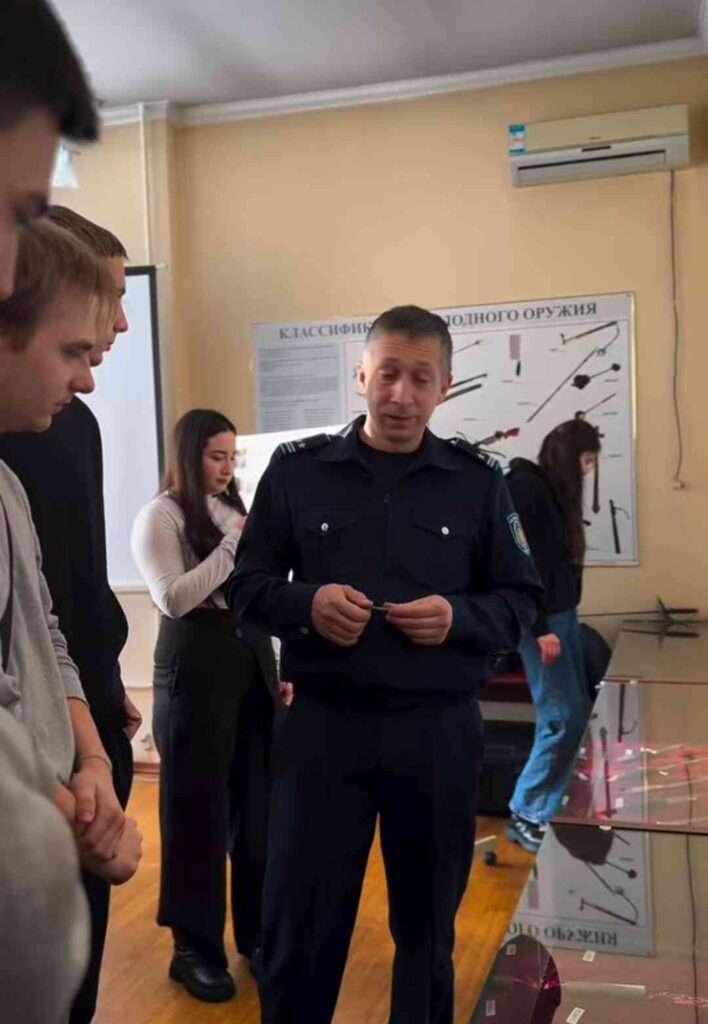 Экскурсия в Оперативно криминалистическое управление Департамента полиции Восточно Казахстанской области (3)