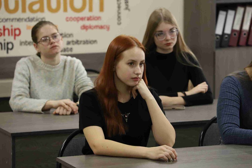 Творческая встреча с Альмирой Хожановой: реально ли построить карьеру в сфере образования?4