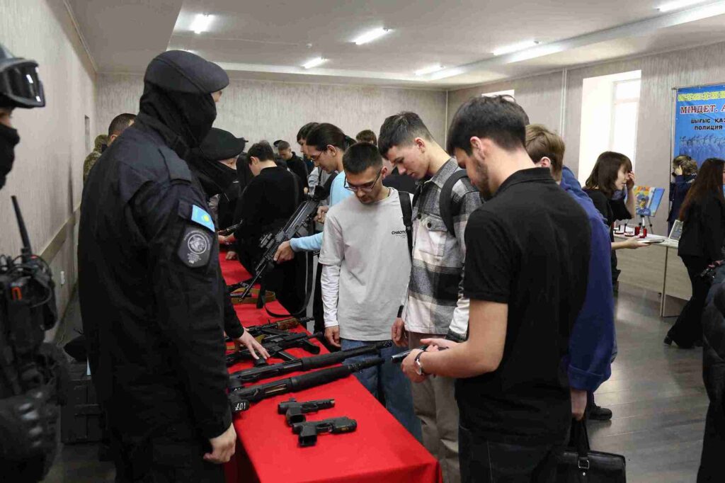 «Заң мен тәртіп»: знакомство студентов с работой правоохранительных органов 23