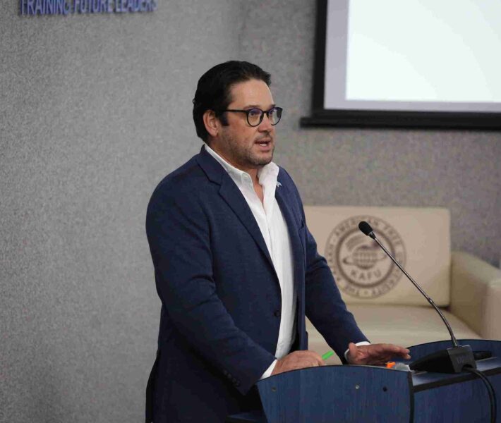 Аллен Ленард поделился опытом с учащимися школ в КАСУ 10