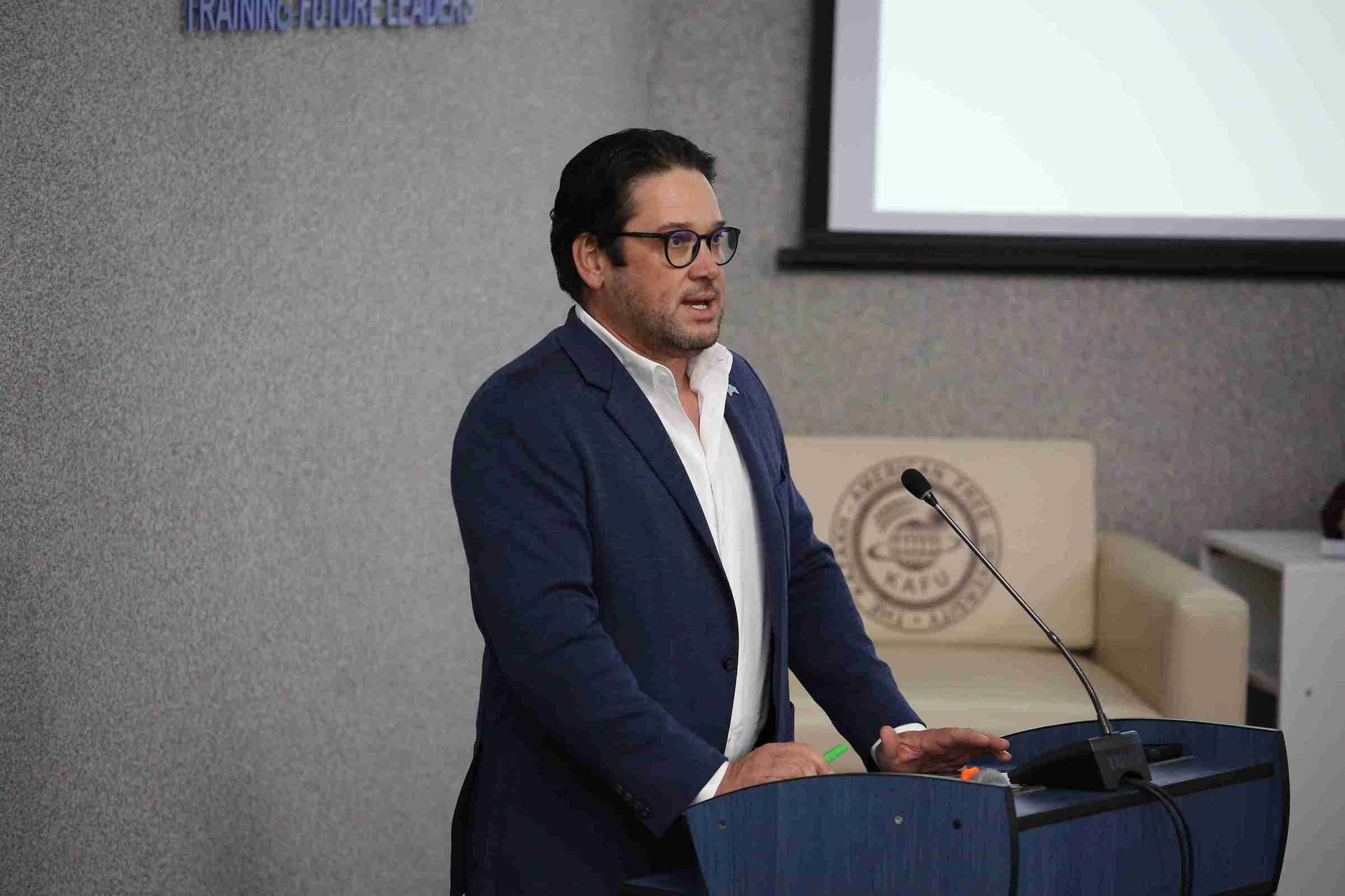 Аллен Ленард поделился опытом с учащимися школ в КАСУ 10