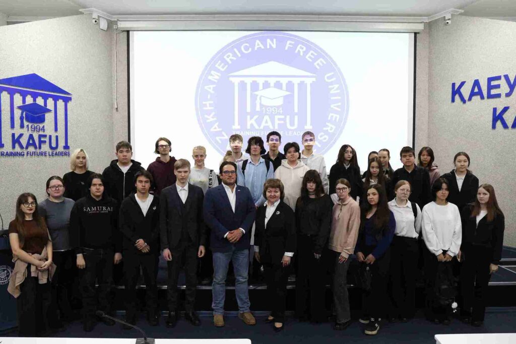 Аллен Ленард поделился опытом с учащимися школ в КАСУ 11