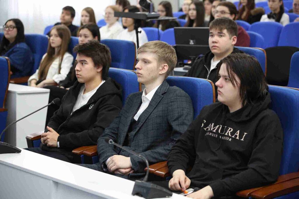 Аллен Ленард поделился опытом с учащимися школ в КАСУ 2