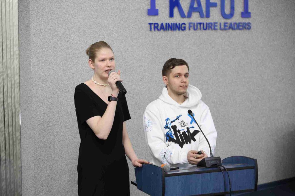 Аллен Ленард поделился опытом с учащимися школ в КАСУ 3