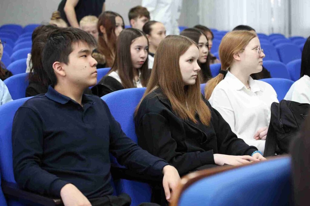 Аллен Ленард поделился опытом с учащимися школ в КАСУ 7