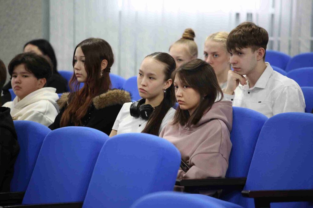 Аллен Ленард поделился опытом с учащимися школ в КАСУ 8