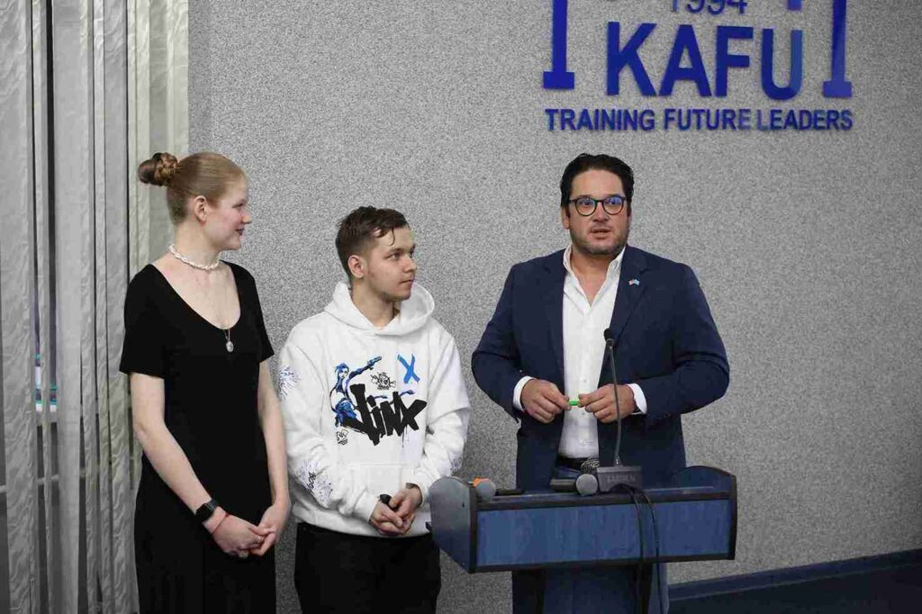 Аллен Ленард поделился опытом с учащимися школ в КАСУ 9