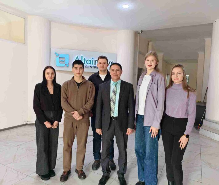 2026 жылғы 16 ақпанда Қазақстан-Американдық еркін университетінің 2-4 курс студенттері кәсіби тағылымдама аясында Altainews заманауи медиа-орталығына барып, редакцияның нақты жұмысынан алғашқы әсер алды. Кездесу барысында ҚАЕУ студенттері бас директордың орынбасары Бауыржан Ахметханұлымен танысты. Ол медиа жұмысының негізгі қағидаттары туралы егжей-тегжейлі айтты: материалдарды өздері жасаудан бастап мазмұнды әртүрлі платформаларға бейімдеуге дейін. Бауыржан Ахметханұлы заманауи журналистің ең сұранысқа ие дағдыларына - көптеген заманауи құралдарды меңгеруге және әртүрлі жағдайларға тез бейімделе білуге ерекше назар аударды. Бұдан әрі медиа-орталықтың бөлімшелері бойынша экскурсия жүргізілді, оның барысында ҚАЕУ студенттері қазақ және орыс редакцияларының контент-редакторларымен, NEW-медиа бөлімінің монтажерларымен және қызметкерлерімен сөйлесті. Болашақ журналистер баспа газеттерінің дайын нөмірлерін, сондай-ақ Altainews сайтында жаңалықтарды жариялау үдерісін көрді. Подкасттарды жазуға және заманауи құралдармен жабдықталған шығарылымдарды түсіруге арналған студия ерекше әсер қалдырды. Нәтижесінде студенттер университетте алған білімдерін тәжірибеде бекітуге, сондай-ақ кәсіби мансабында алғашқы қадамдар жасауға бірегей мүмкіндік алды. Студенттердің көпшілігі редакция қызметкерлерімен байланыс орнатып, одан әрі ынтымақтастық мүмкіндіктерін талқылады.