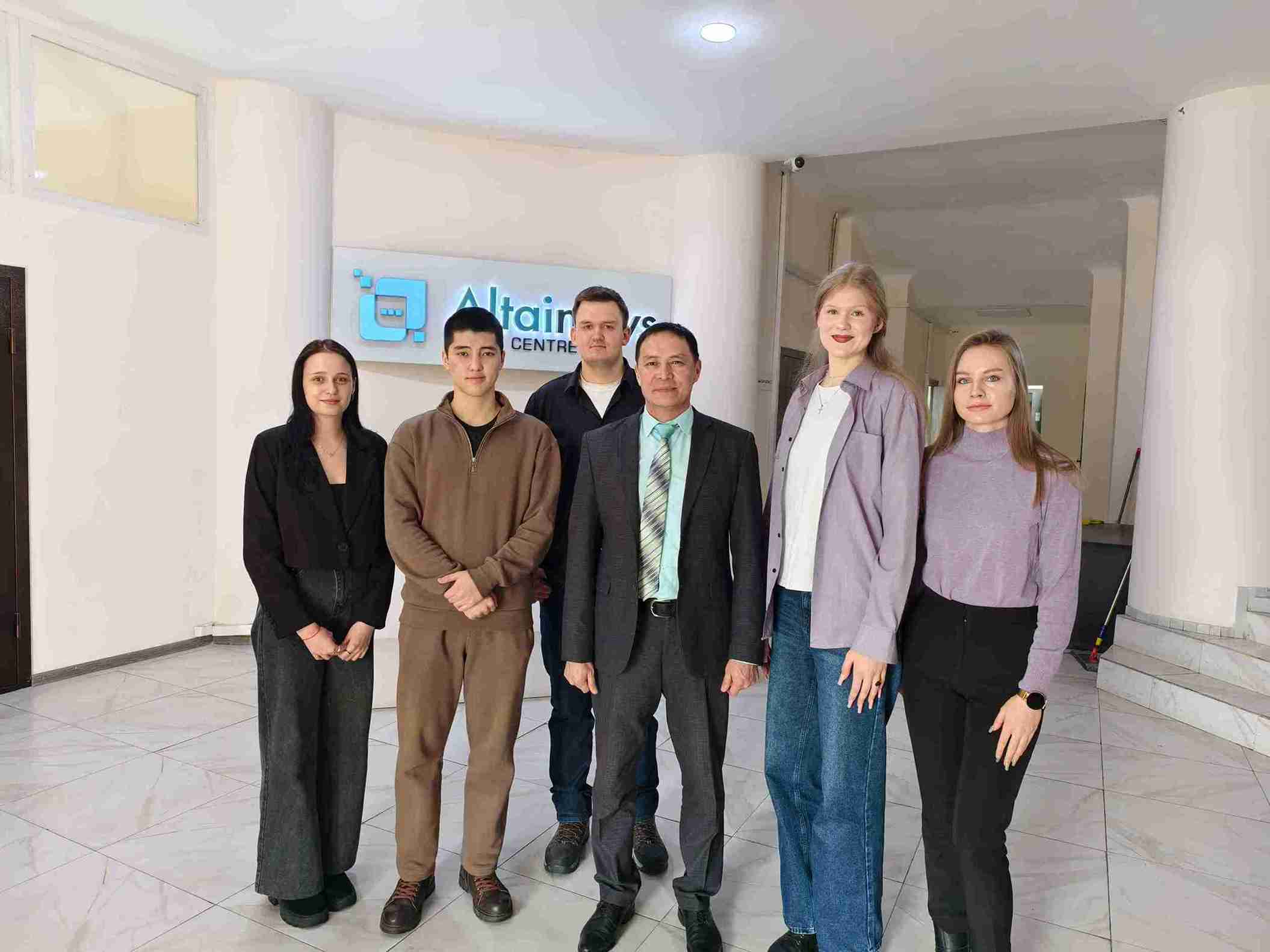 2026 жылғы 16 ақпанда Қазақстан-Американдық еркін университетінің 2-4 курс студенттері кәсіби тағылымдама аясында Altainews заманауи медиа-орталығына барып, редакцияның нақты жұмысынан алғашқы әсер алды. Кездесу барысында ҚАЕУ студенттері бас директордың орынбасары Бауыржан Ахметханұлымен танысты. Ол медиа жұмысының негізгі қағидаттары туралы егжей-тегжейлі айтты: материалдарды өздері жасаудан бастап мазмұнды әртүрлі платформаларға бейімдеуге дейін. Бауыржан Ахметханұлы заманауи журналистің ең сұранысқа ие дағдыларына - көптеген заманауи құралдарды меңгеруге және әртүрлі жағдайларға тез бейімделе білуге ерекше назар аударды. Бұдан әрі медиа-орталықтың бөлімшелері бойынша экскурсия жүргізілді, оның барысында ҚАЕУ студенттері қазақ және орыс редакцияларының контент-редакторларымен, NEW-медиа бөлімінің монтажерларымен және қызметкерлерімен сөйлесті. Болашақ журналистер баспа газеттерінің дайын нөмірлерін, сондай-ақ Altainews сайтында жаңалықтарды жариялау үдерісін көрді. Подкасттарды жазуға және заманауи құралдармен жабдықталған шығарылымдарды түсіруге арналған студия ерекше әсер қалдырды. Нәтижесінде студенттер университетте алған білімдерін тәжірибеде бекітуге, сондай-ақ кәсіби мансабында алғашқы қадамдар жасауға бірегей мүмкіндік алды. Студенттердің көпшілігі редакция қызметкерлерімен байланыс орнатып, одан әрі ынтымақтастық мүмкіндіктерін талқылады.