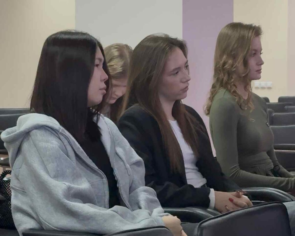 Студенты журналисты КАСУ посетили редакцию портала «Устинка LIVE» (4)