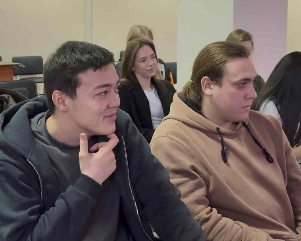 Студенты журналисты КАСУ посетили редакцию портала «Устинка LIVE» (5)