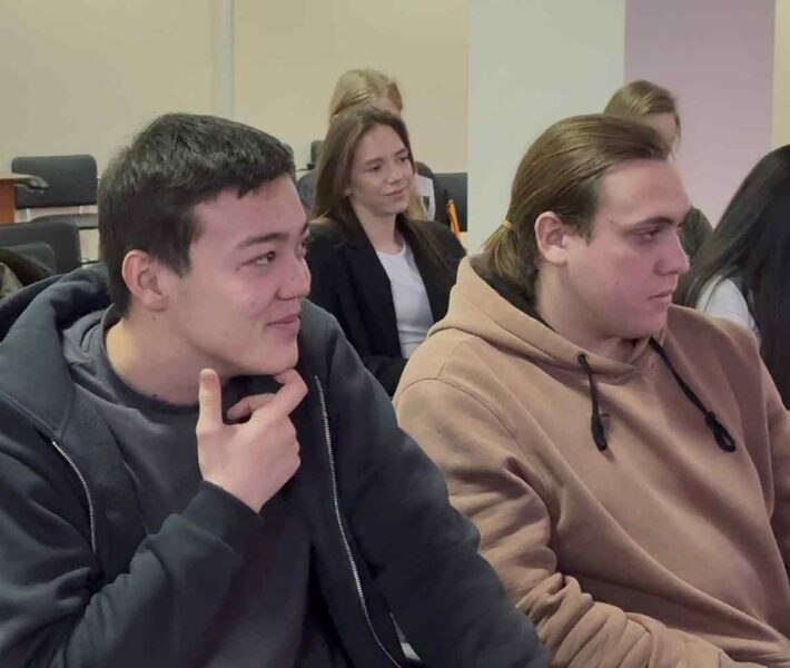 Студенты журналисты КАСУ посетили редакцию портала «Устинка LIVE» (5)