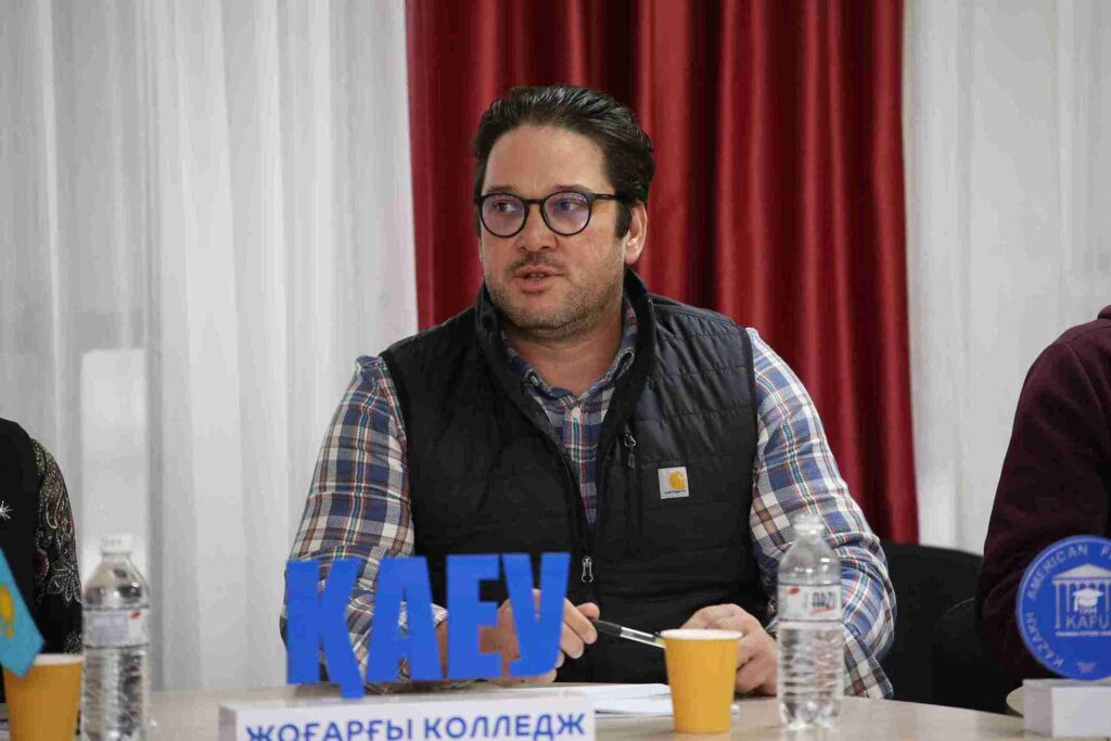 В Высшем колледже КАСУ прошла сессия вопросов и ответов по предпринимательским кейсам 13