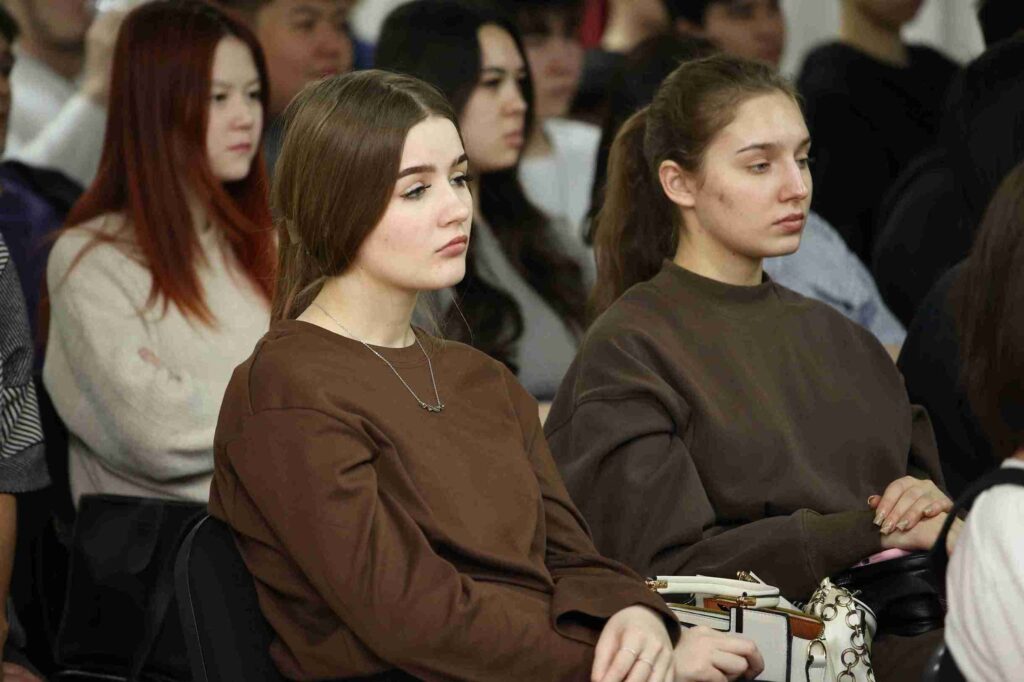 В Высшем колледже КАСУ прошла сессия вопросов и ответов по предпринимательским кейсам 9