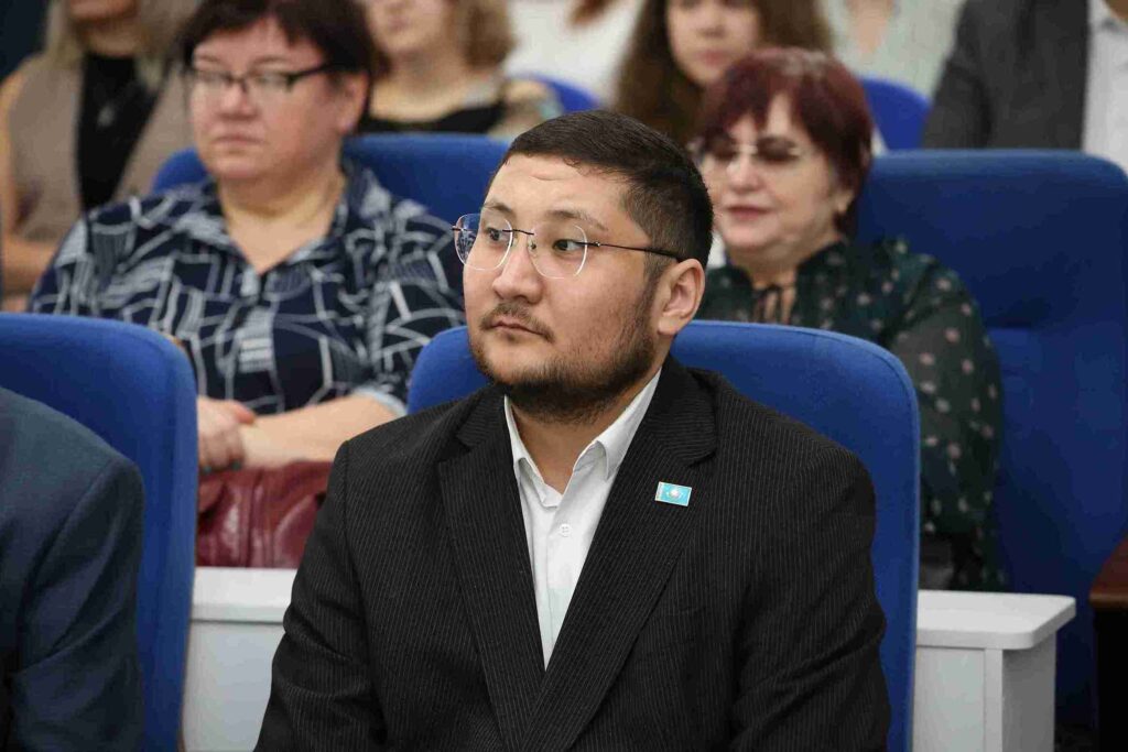 Аким Усть Каменогорска посетил КАСУ 11