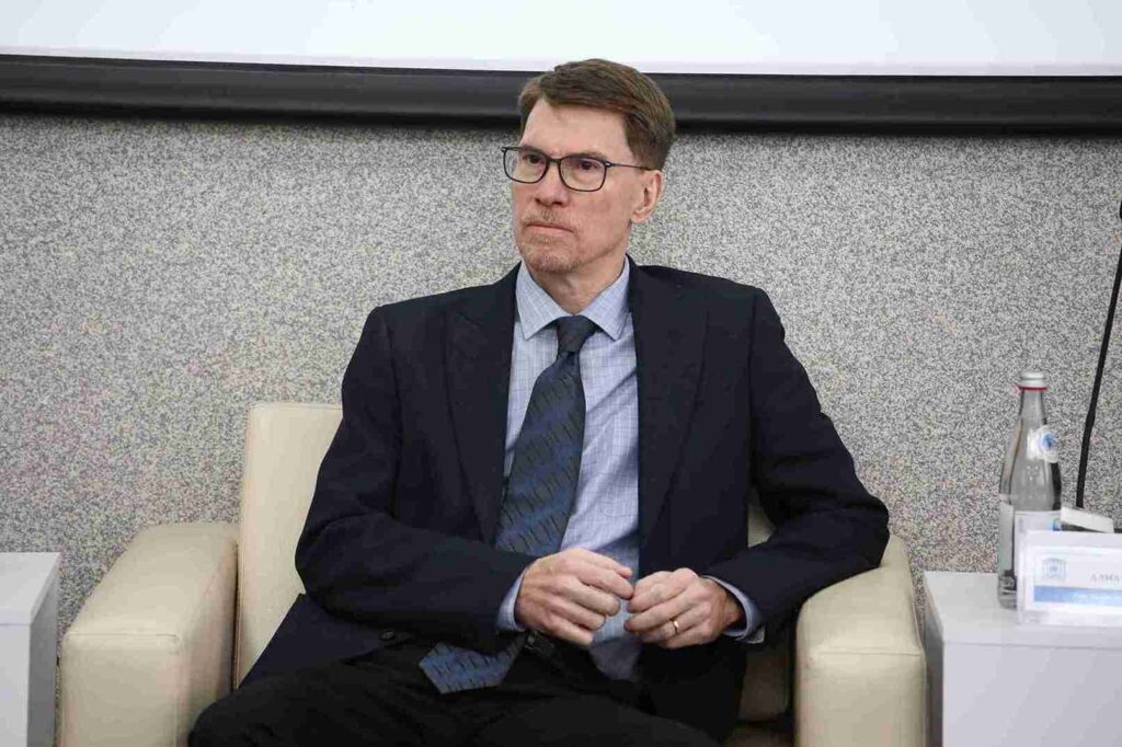 Аким Усть Каменогорска посетил КАСУ 14