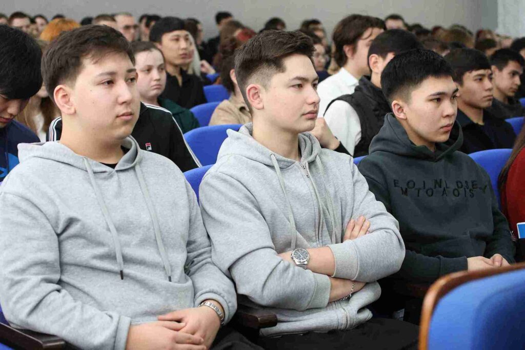 Аким Усть Каменогорска посетил КАСУ 6