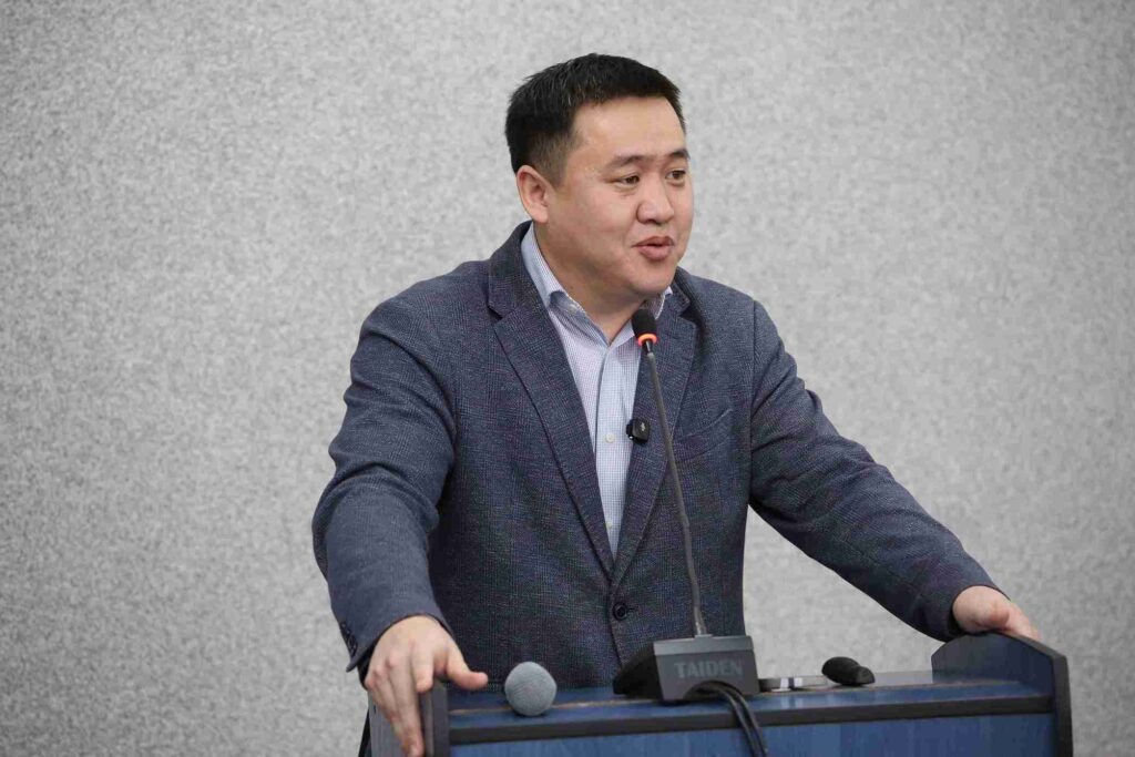 Аким Усть Каменогорска посетил КАСУ 8