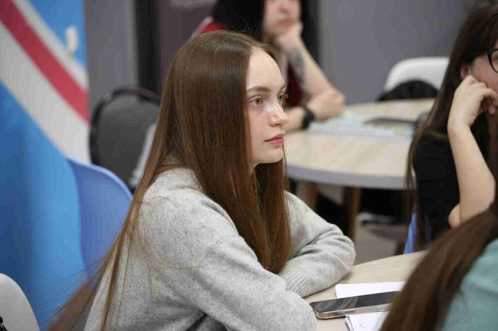 Интерактивная лекция по разговорному английскому: КАСУ посетила иностранная гостья Рутанн Шульте 9