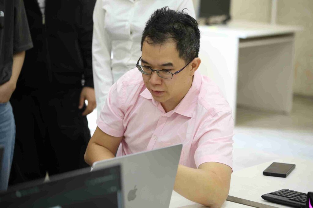 Интеграция ИИ и технологическое предпринимательство: семинары с Эндрю Фэмом в рамках Форума молодых ученых 13