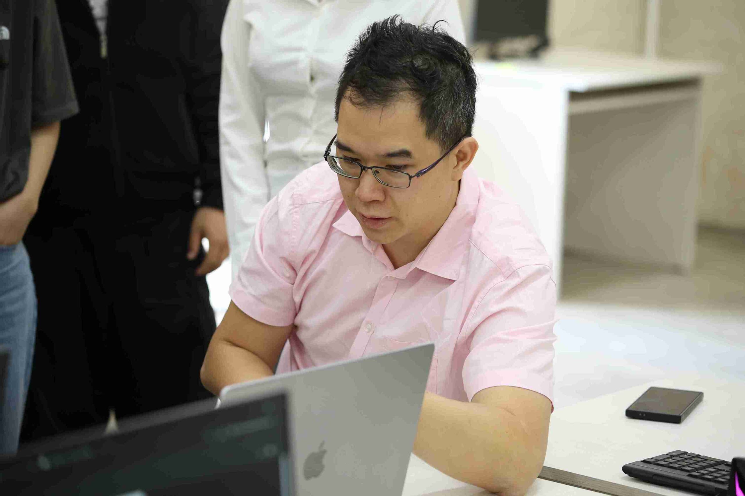 Интеграция ИИ и технологическое предпринимательство: семинары с Эндрю Фэмом в рамках Форума молодых ученых 13