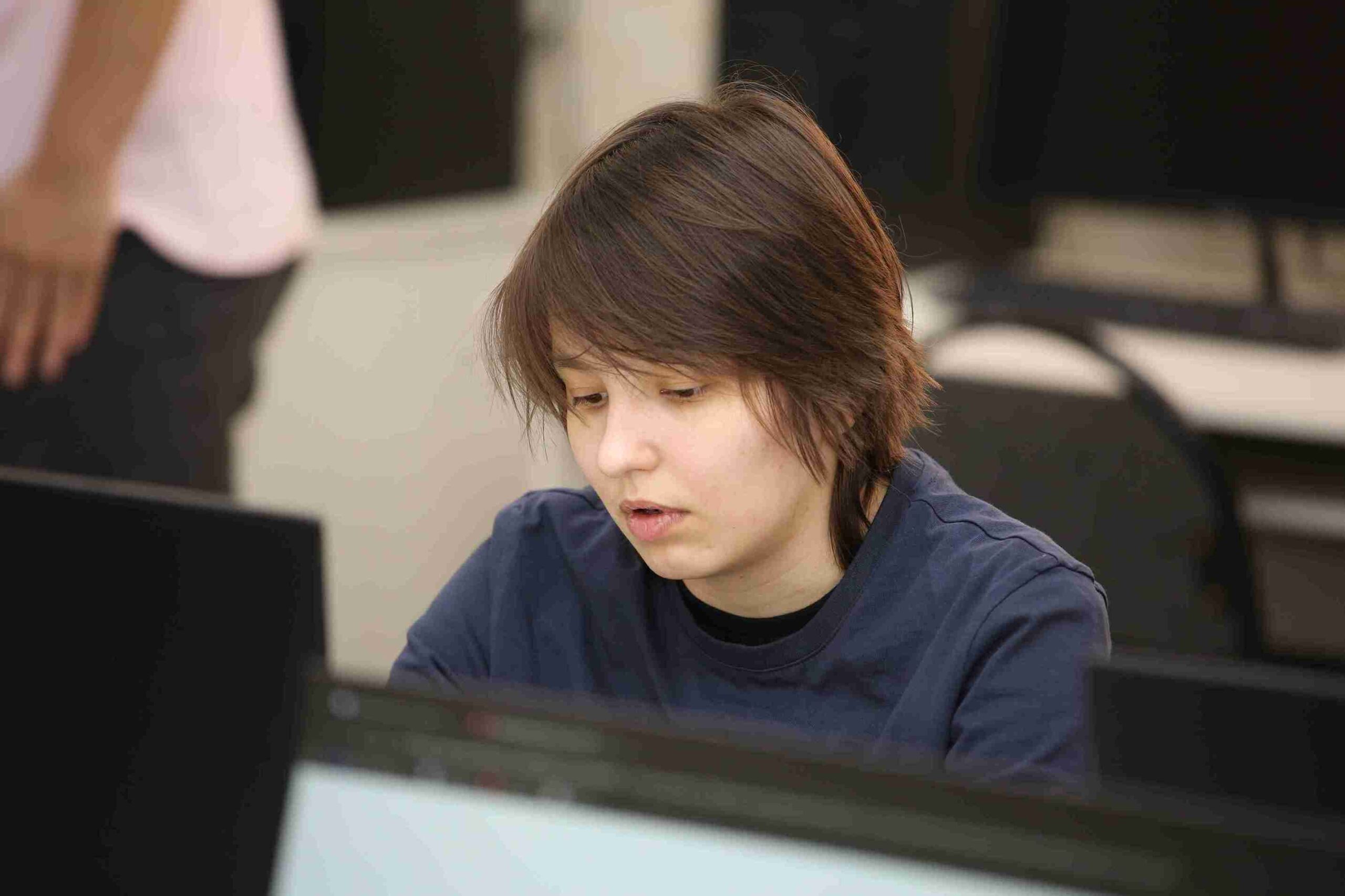 Интеграция ИИ и технологическое предпринимательство: семинары с Эндрю Фэмом в рамках Форума молодых ученых 14