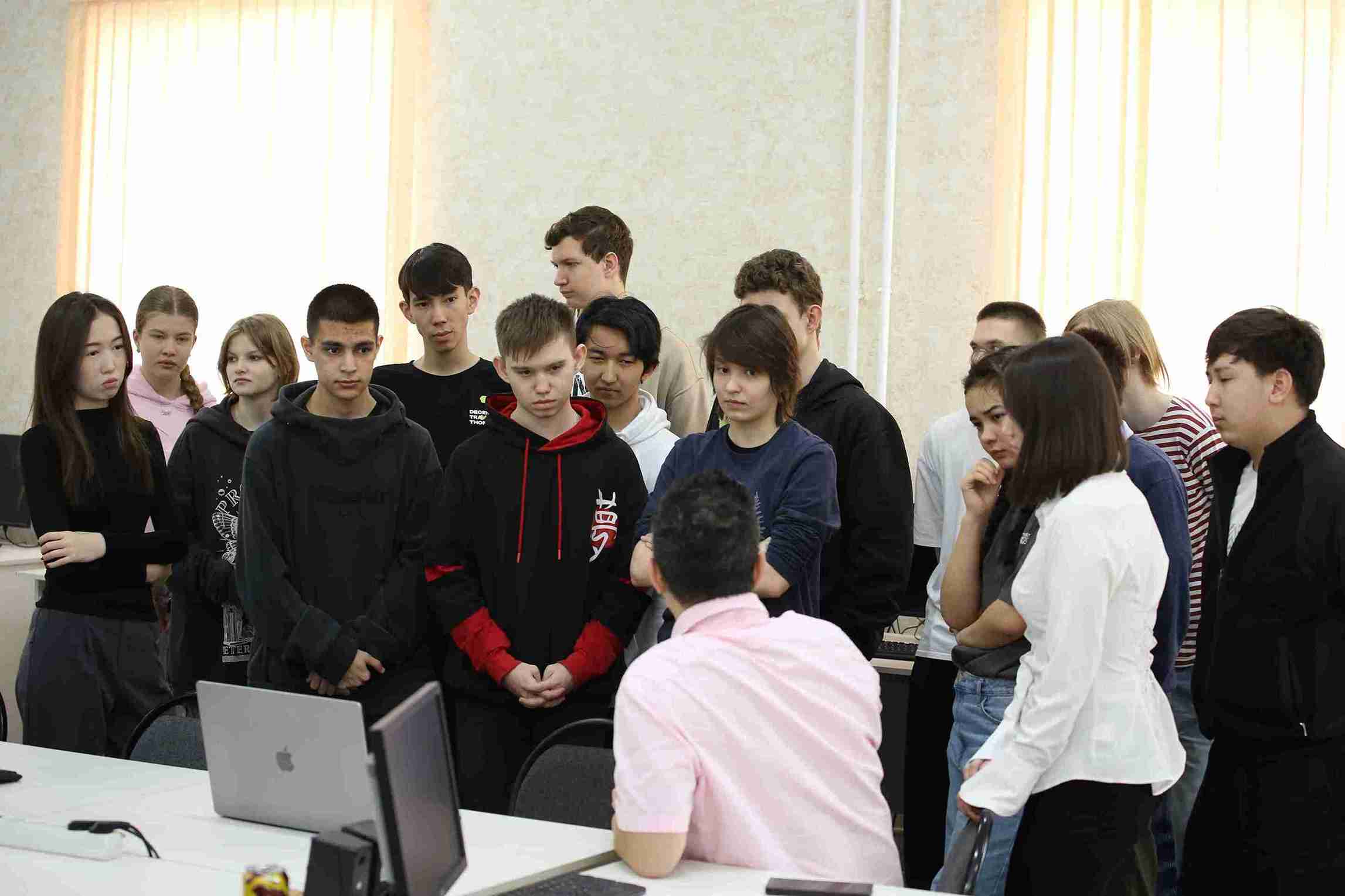 Интеграция ИИ и технологическое предпринимательство: семинары с Эндрю Фэмом в рамках Форума молодых ученых 15