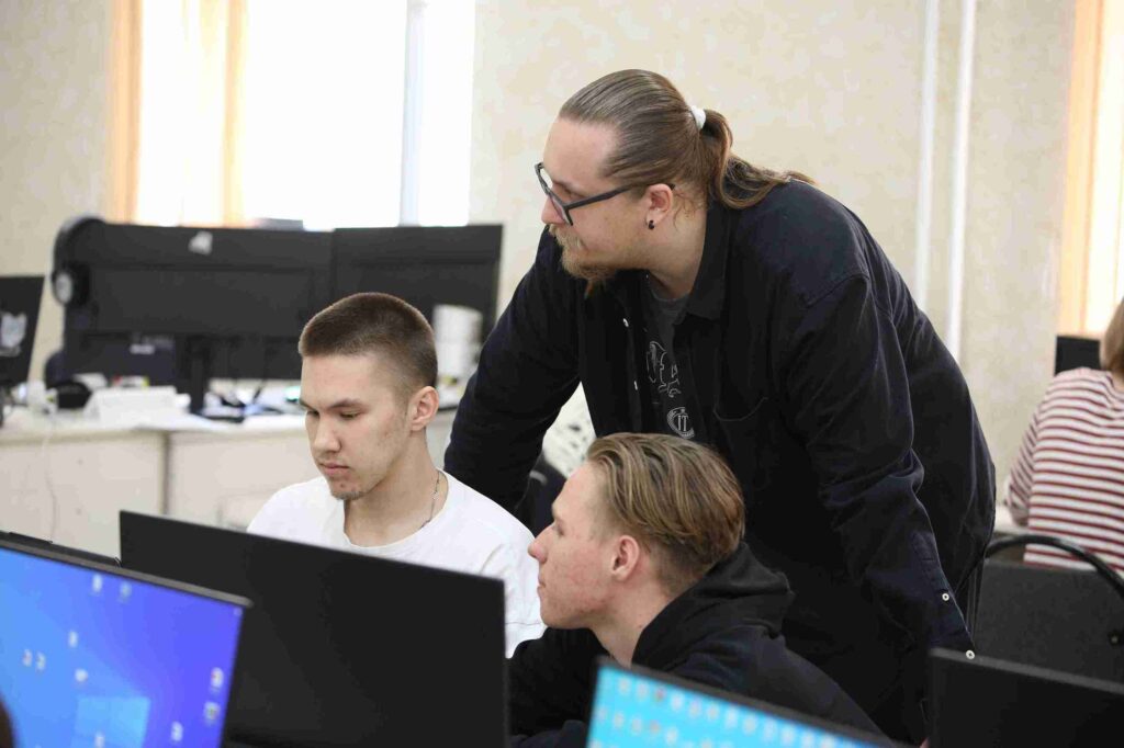 Интеграция ИИ и технологическое предпринимательство: семинары с Эндрю Фэмом в рамках Форума молодых ученых 18