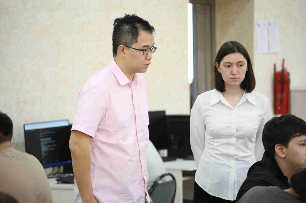 Интеграция ИИ и технологическое предпринимательство: семинары с Эндрю Фэмом в рамках Форума молодых ученых 19