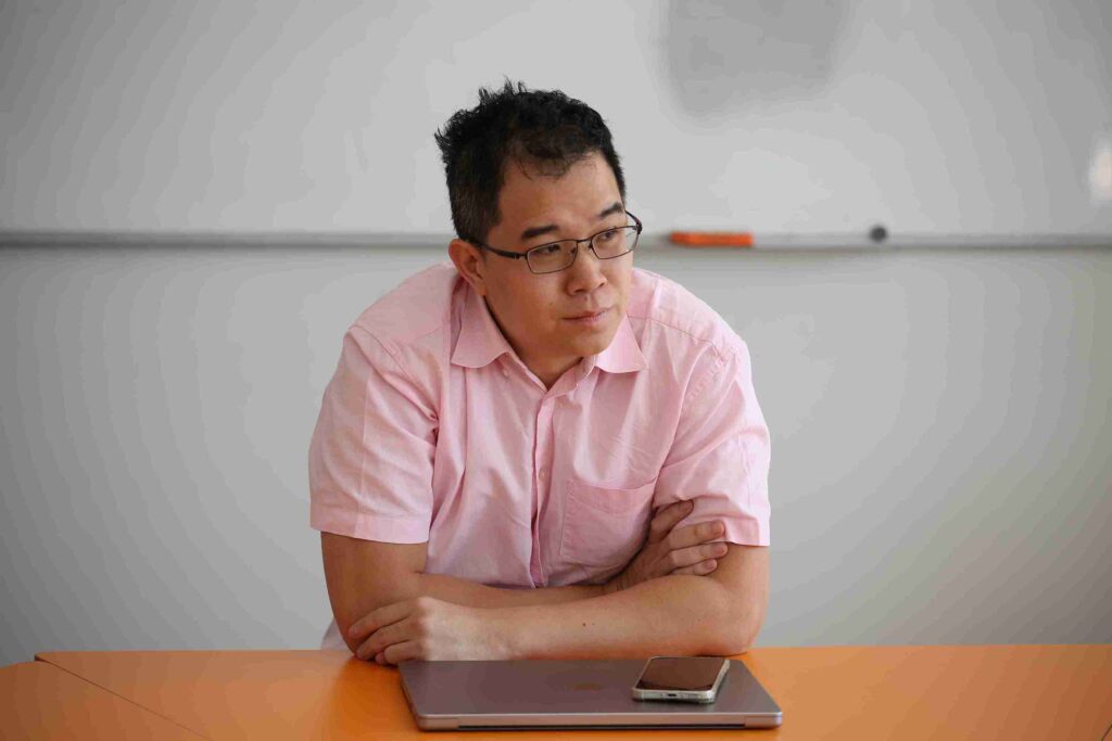 Интеграция ИИ и технологическое предпринимательство: семинары с Эндрю Фэмом в рамках Форума молодых ученых 2