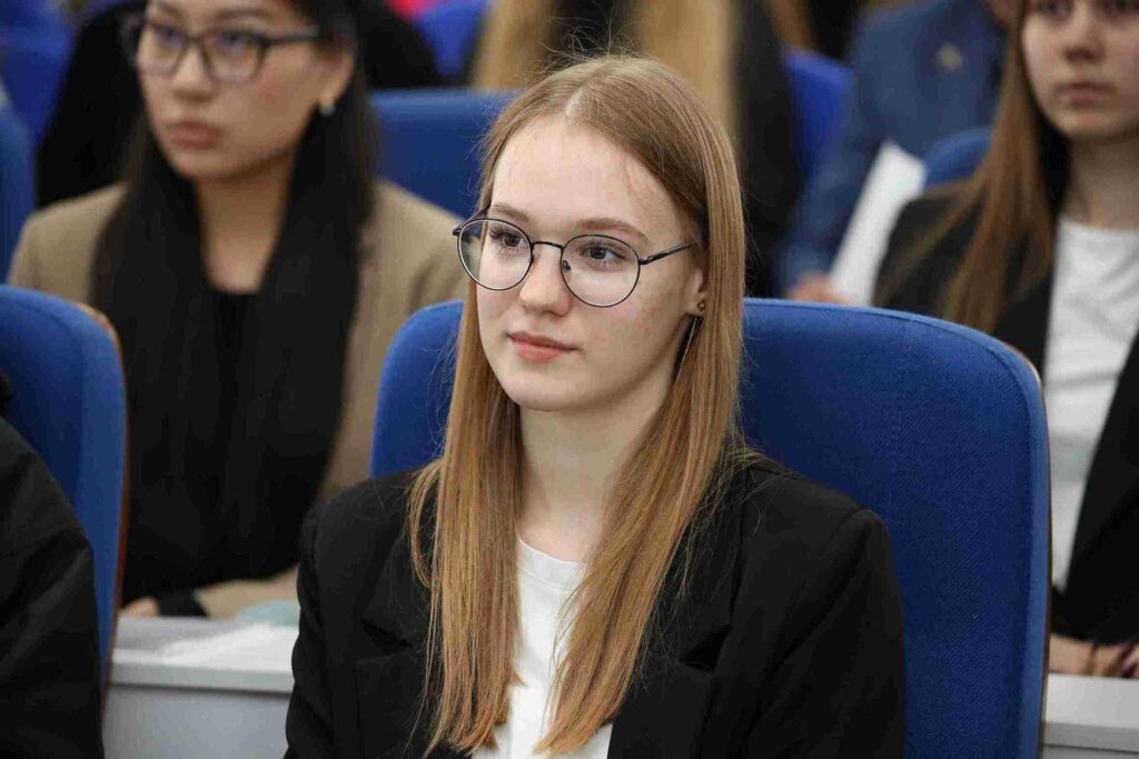 Искусственный интеллект как фактор новой научной реальности: в КАСУ состоялась пленарная сессия XVI Международного форума молодых ученых 3