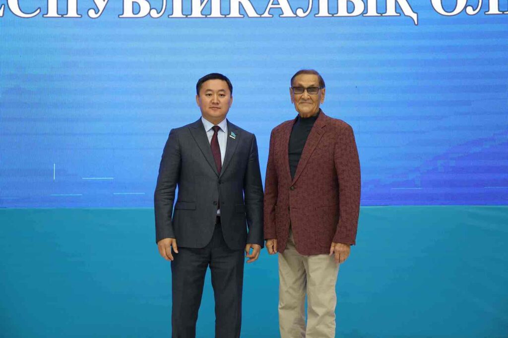 Президент КАСУ вручил образовательный грант призёру республиканской олимпиады 1