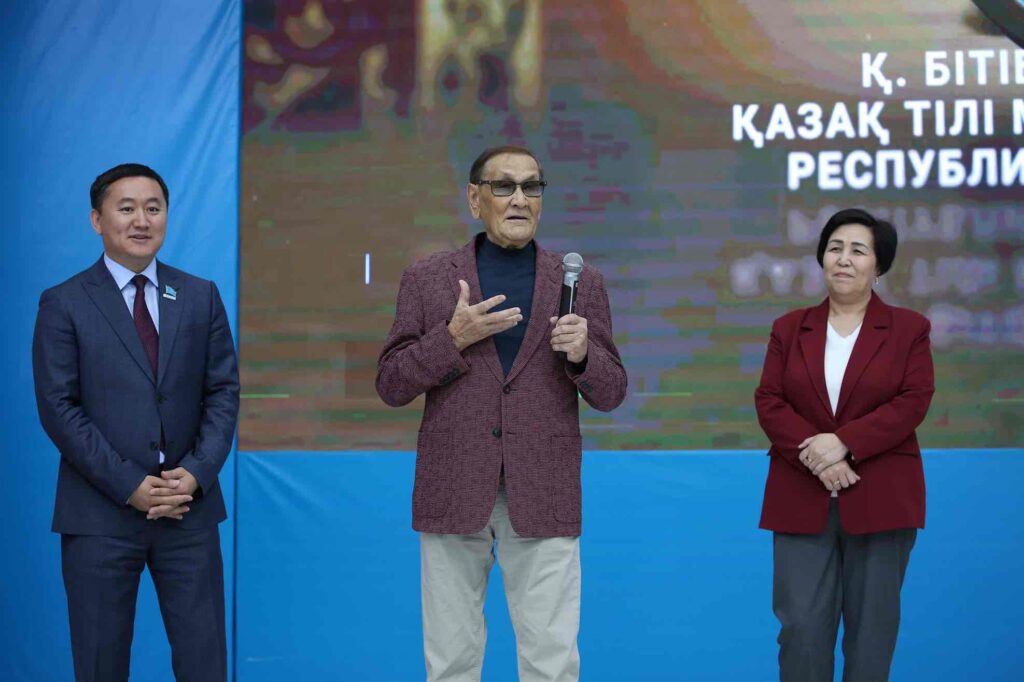 Президент КАСУ вручил образовательный грант призёру республиканской олимпиады 10