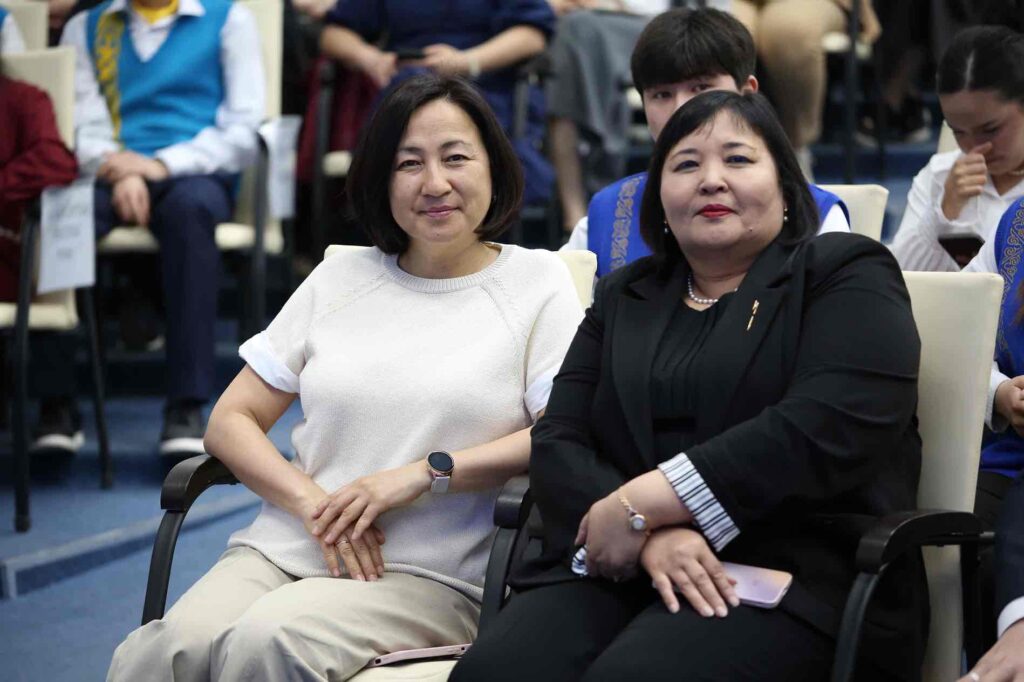 Президент КАСУ вручил образовательный грант призёру республиканской олимпиады 2