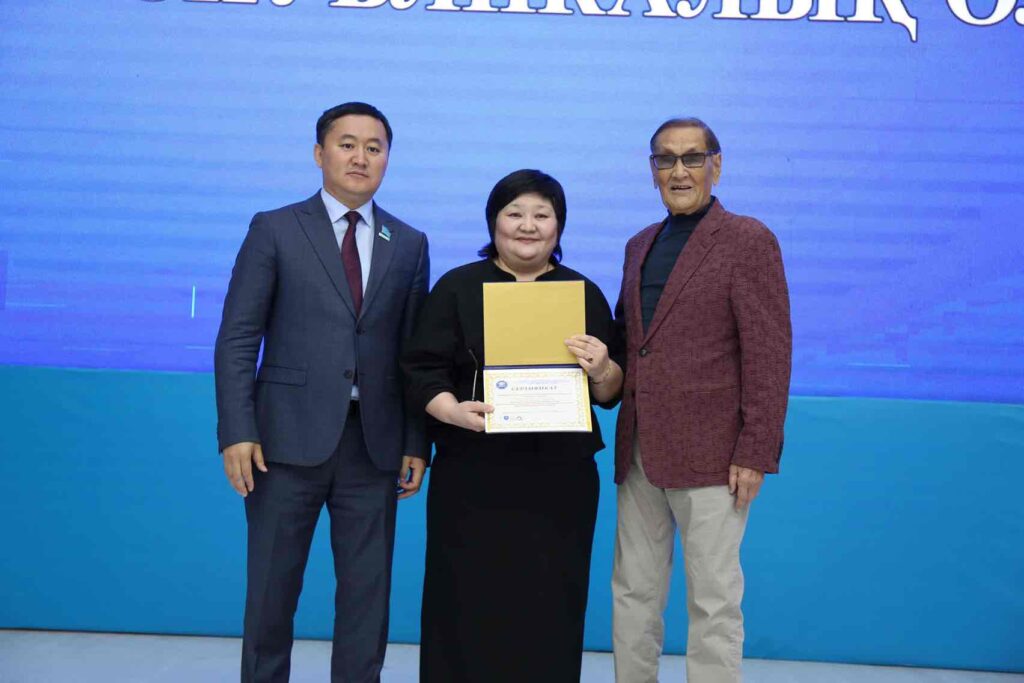 Президент КАСУ вручил образовательный грант призёру республиканской олимпиады 3