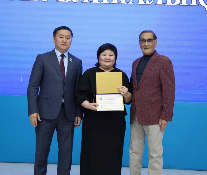 Президент КАСУ вручил образовательный грант призёру республиканской олимпиады 3