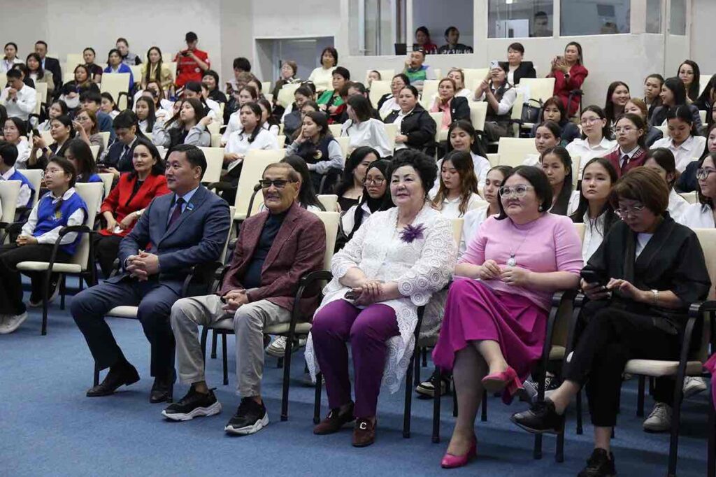 Президент КАСУ вручил образовательный грант призёру республиканской олимпиады 4