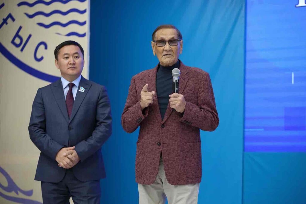 Президент КАСУ вручил образовательный грант призёру республиканской олимпиады 6