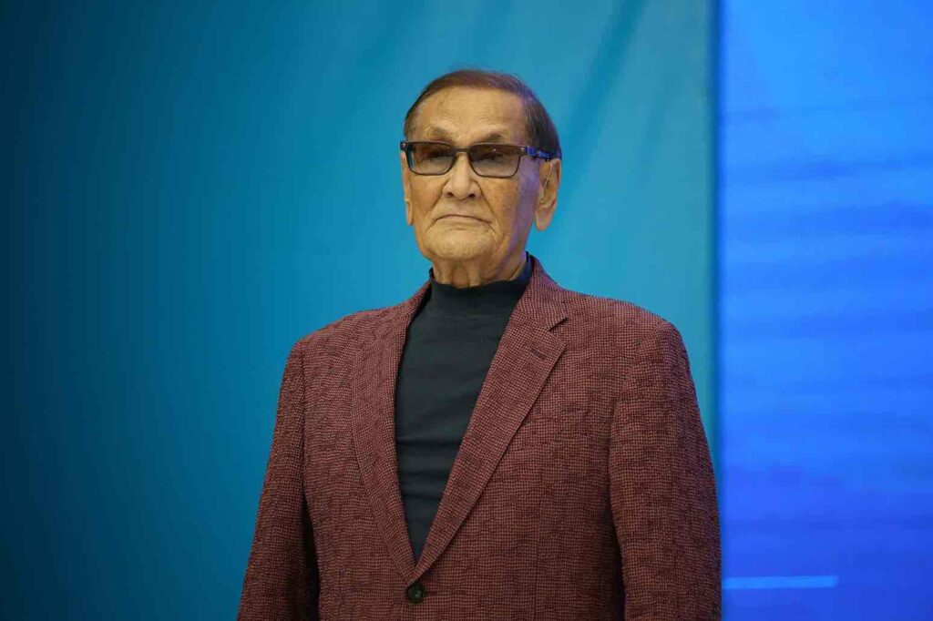 Президент КАСУ вручил образовательный грант призёру республиканской олимпиады 7