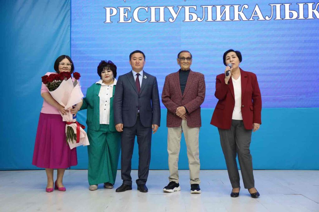 Президент КАСУ вручил образовательный грант призёру республиканской олимпиады 8