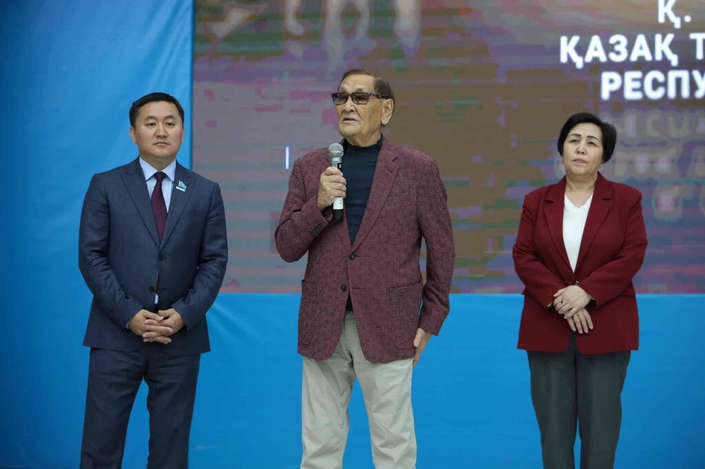 Президент КАСУ вручил образовательный грант призёру республиканской олимпиады 9