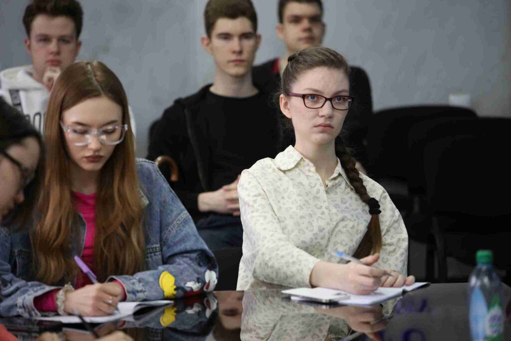 Секционное заседание с участием иностранных магистрантов из Афганистана и Германии 5