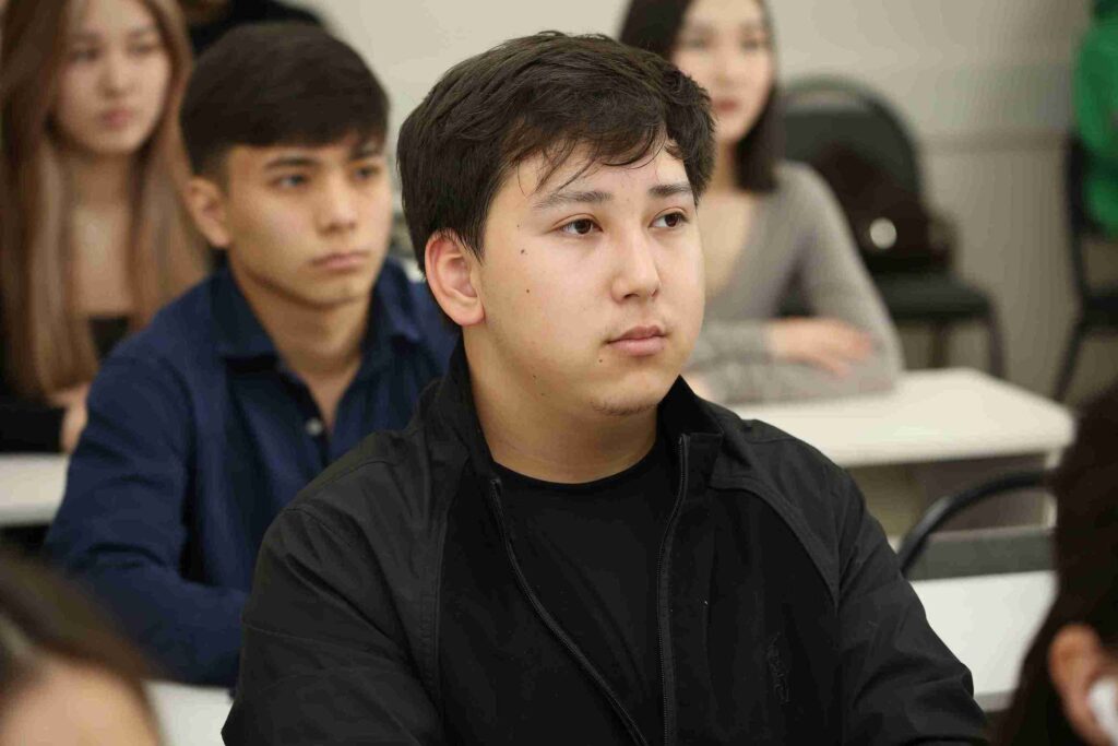 Спикеры Divergents Leadership School встретились со студентами КАСУ в рамках международного Форума 8