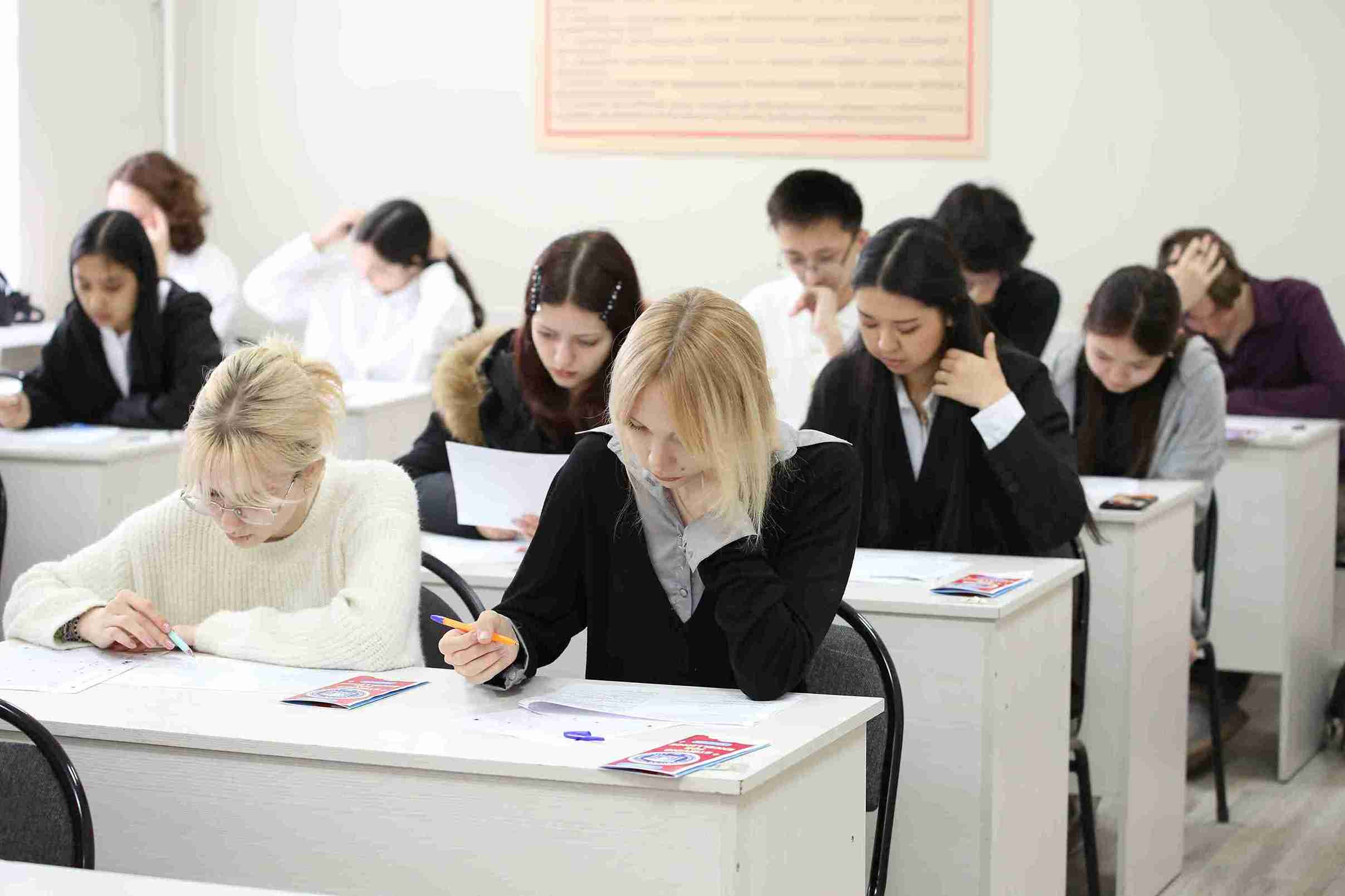 «Striving for Excellence»: В КАСУ прошла масштабная региональная олимпиада по английскому языку 21