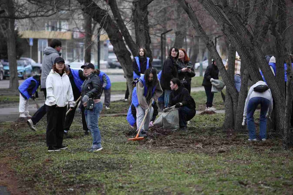 Студенты КАСУ присоединились к республиканской экологической акции «Таза Қазақстан»! 2