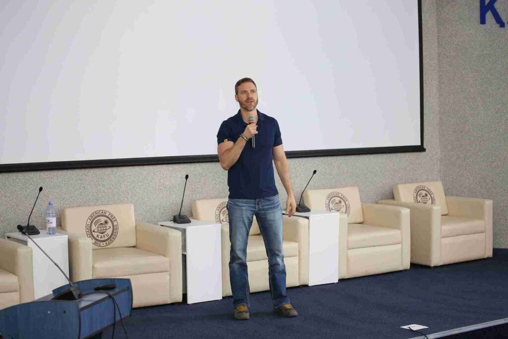 Вектор успеха: эксперты из России и США поделились знаниями со студентами и школьниками 7