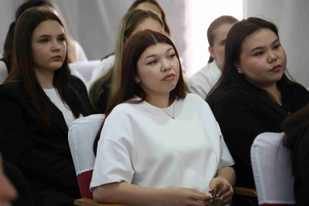 КАСУ открывает возможности: встреча с выпускниками колледжа им. Абая 14